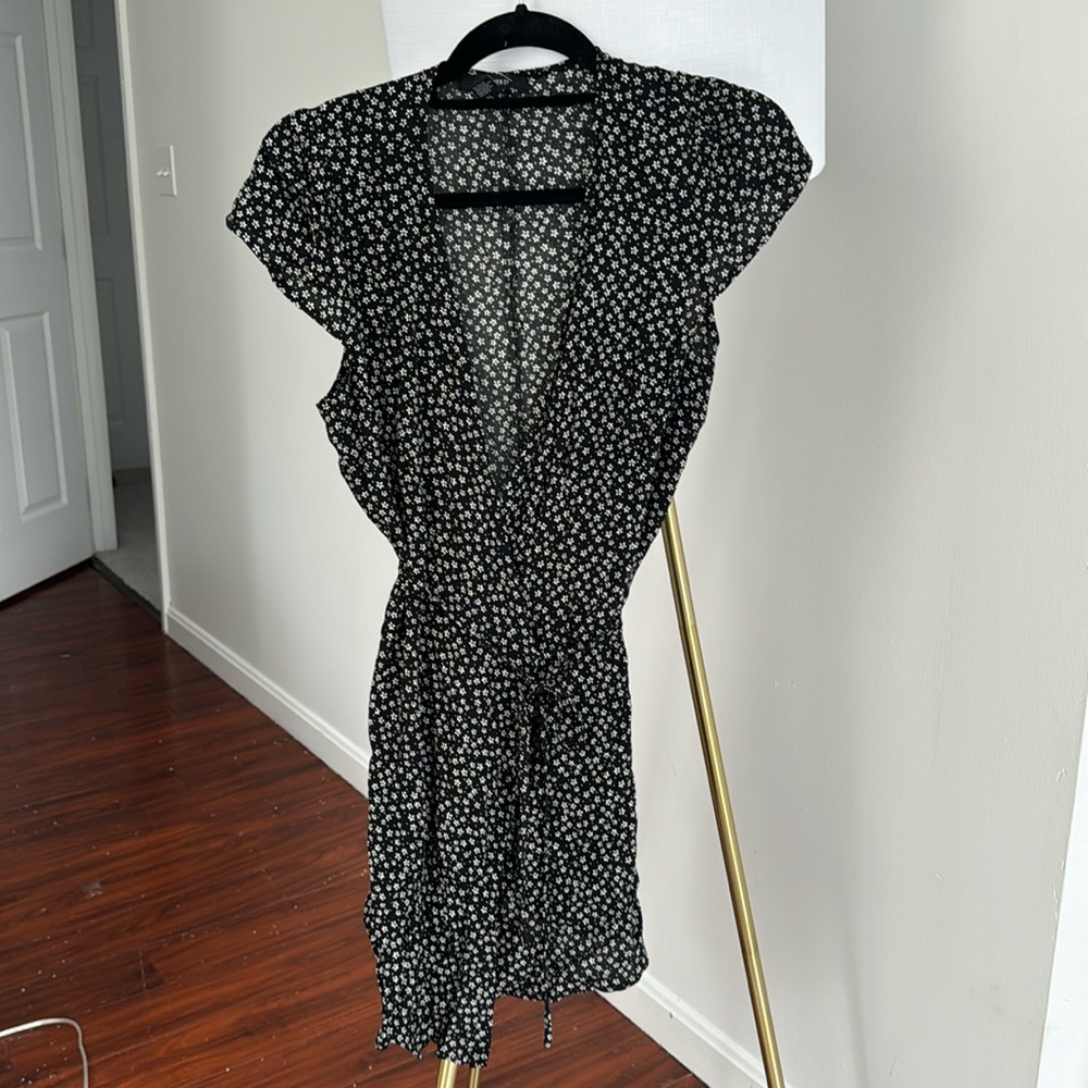 Black and white floral wrap dress, M, new with tags, forever 21